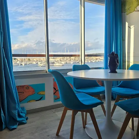 La Vue En Bleu. *